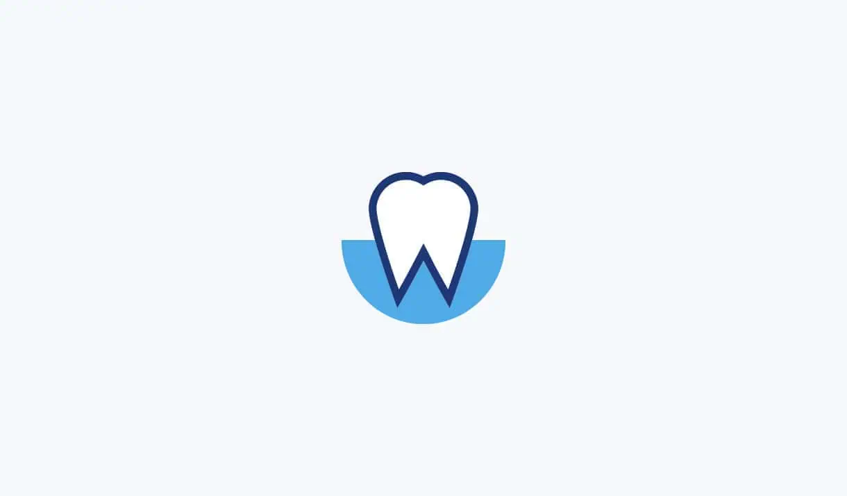 Ein minimalistisches Zahnarztlogo mit einer weißen Zahnform auf einem blauen Halbkreis vor einem hellgrauen Hintergrund.